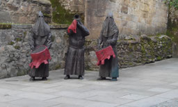 Foto von Michael Kothe: drei Statuen, vermummte Musikanten, Pestwarner
