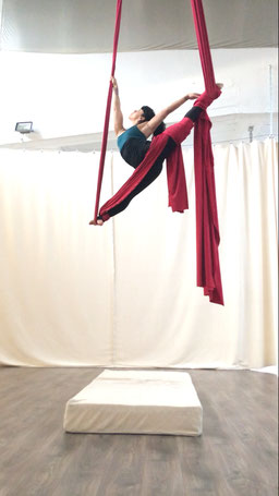 Yatzin Kosom aerial silks tissue acrobatics teacher Cologne