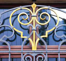Plauen, Reichsstraße 3, Kunstvolle Fenstervergitterung