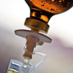 Vitamin C Hochdosis Infusionstherapie stärkt das Immunsystem und leitet Übersäuerungen aus.