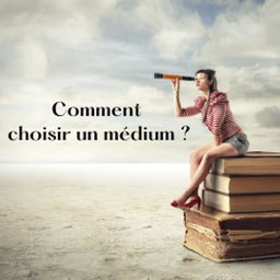 Femme qui regarde dans une longue vue.choisir un médium- Christine-Roman-médium-Lyon