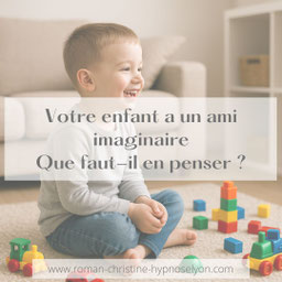 Un enfant qui sourit à un ami imaginaire. Christine Roman médium à Lyon.
