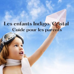 Un enfant qui lance un avion en papier dans le ciel.les enfants indigo cristal