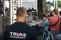 Rückansicht eines Sicherheitsdienst vor Konzertbühne