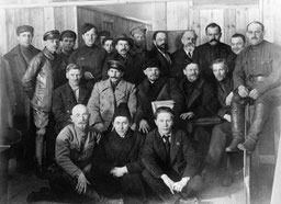 Bildmanipulation: oben- 1924 veröffentliches offizielles Foto- unten: Originalaufnahme 1919