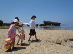 海へ向かう子どもたち