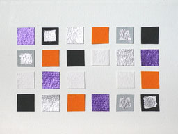 Minimalistische, abstrakte Malerei mit quadratischen Büttenpapier-Elementen in Collagetechnik in Weiß, Grau, Silber, Schwarz, Orange, Lila mit Perleffekt.