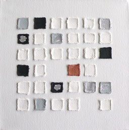 Minimalistische, abstrakte Malerei mit quadratischen Büttenpapier-Elementen in Collagetechnik in Weiß, Grau, Silber, Schwarz, Kupfer.