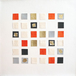 Minimalistische, abstrakte Malerei mit quadratischen Büttenpapier-Elementen in Collagetechnik in Weiß, Grau, Gold, Schwarz, Orange mit Perleffekten..
