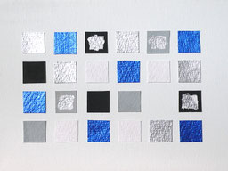 Minimalistische, abstrakte Malerei mit quadratischen Büttenpapier-Elementen in Collagetechnik in Weiß, Grau, Silber, Schwarz, Blau.