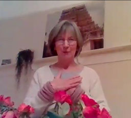 Meditation im Haus Ananta: Christa Trobisch mit Rosen