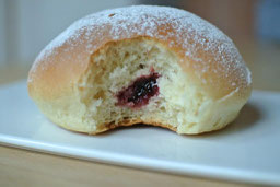 Krapfen oder Berliner aus dem Backofen