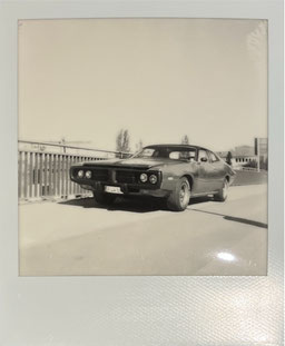 Osthafenbrücke, Kunst, Ausstellung, Frankfurt am Main, Frankfurt, Museum, Polaroid i-Type, Polaroid b&w, b&w, schwarz-weiß Polaroid, Fotografie, Vintage, Nostalgie, Polaroid Kunst, US Car