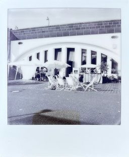 Osthafenbrücke, Kunst, Ausstellung, Frankfurt am Main, Frankfurt, Museum, Polaroid i-Type, Polaroid b&w, b&w, schwarz-weiß Polaroid, Fotografie, Vintage, Nostalgie, Polaroid Kunst, US Car