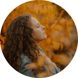 Susanne Kruse – Frequenzarbeit, Coaching & Bewusstsein. In einem Moment der inneren Ruhe, mit geschlossenen Augen und Hand auf der Brust – Symbol für Rückverbindung, Klarheit und Präsenz in der eigenen Frequenz.