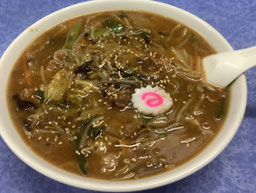 福生ラーメン　ポロ春です。福生駅近くにあるラーメン店です、こんぶ、ソーダガツオなどのだしを使った体に優しいスープが特徴です。メニューもボリュームも他の店より多いのが自慢です。米軍横田基地が近く、米国人のお客様もいらっしゃいます。英語の対応もドル払いもOKです。