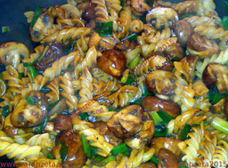 Spirellis mit Pilzen und Lauchzwiebeln