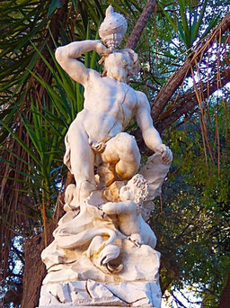 La Fuente del Tritón se encuentra en los Jardines de la Glorieta de Valencia, en la Plaça d'Alfons el Magnànim, 44. Es una de las esculturas más antiguas y valiosas de la ciudad.