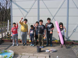 子ども縁日で遊ぶ仮設住宅の子ども達