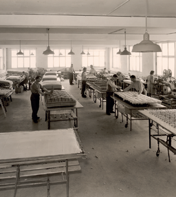 Abb.4: Herstellung von Matratzen in Büron, vermutlich 1940er-Jahre.