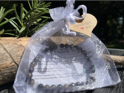 Liebevoll als Geschenk verpacktes Edelstein-Armband mit Schwarzem Turmalin und Bergkristall.
