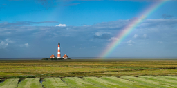 Leuchtturm Westerhever, Leuchtturm Westerheversand, Regenbogen am Leuchtturm, Salzwiesen vor dem Leuchtturm, Westerhever, Leuchtturm, Lighthouse