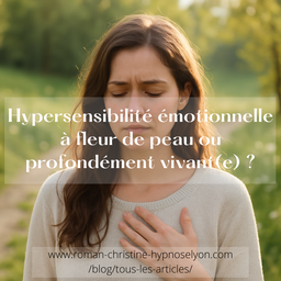 Une jeune femme, une main sur le coeur dans l'émotion pour l'hypersensibilité.