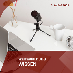Laptop, Mikrofon und Kopfhörer auf weißem Schreibtisch stehen symbolisch für Wissensvermittlung durch Webinare, Podcasts, Blogs
