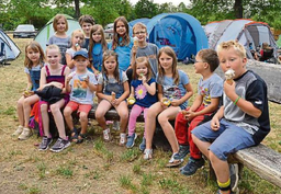 Bild: Kinder chillen beim Eisessen