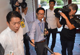 住民説明会後、報道陣の会見に応じた中山市長=11日、石垣市民会館