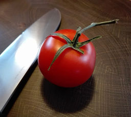 Hirnholz Schneidebrett  mit Tomate 