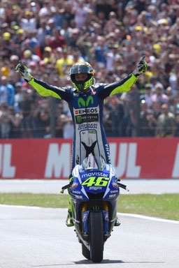 Valentino Rossi feiert sich und wird gefeiert beim MotoGP Rennen in Assen