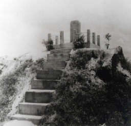 1951年当時の川下青年同盟が掩体壕の上に慰霊碑を建立