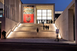 Treppe zum Pergamonmuseum in Berlin zur Blauen Stunde