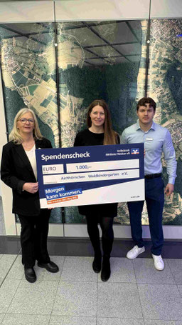 Von links: Ilona Weiß (Volksbank Mittlerer Neckar eG), Jennifer Weller (Aichhörnchen Waldkindergarten e.V.) und Patrick Müller (Volksbank Mittlerer Neckar eG).
