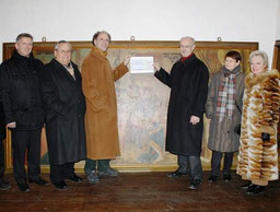 Vor dem 3,50 Meter breiten und 1,80 Meter hohem Historiengemälde, das Albert Säger 1901 gemalt hat und das den Einzug von Kaiser Maximilian im Jahre 1499 in Villingen zeigt.
