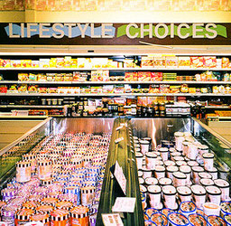 Gehört zum normalen Leben dazu: Die Freiheit der Wahl. Hier vor dem Kühlregal in einem Supermarkt. Bild Lifestyle Choices Kevin Zamani/flickr