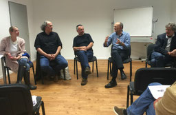 Irgendwo zwischen Physiologie und Psychologie sitzt das Ich. Buchvorstellung mit Kathy Reboly, Urban Zerfaß, Andreas Peglau, Ulfried Geuter und Johannes Reichmayr (v.l.) Bild MSG