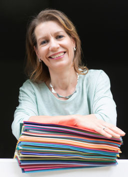 Vera Löwe mit "ihren" Farbtüchern"