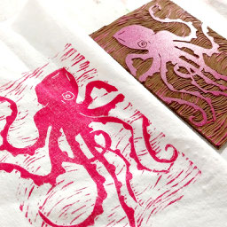 Kraken-Motiv als Linoldruck auf Textil mit einerh eingefärbten Linoldruckplatte in der Druckwerkstatt Craftschöpferey.