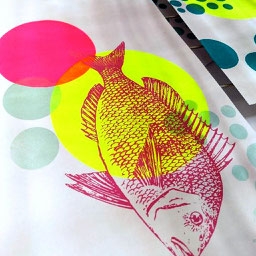 Farbige Punkte und ein Fisch, gedruckt im Siebdruck-Textil-Workshop in Ganderkesee.
