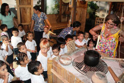 Niños de enseñanza inicial observan admirados un antiguo fogón de leña en el Museo Municipal Cancebí. Manta, Ecuador.