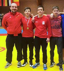 Trainer Felix Thätner mit Maximilian, Marius und Jarod (v.l.n.r.)