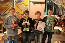 Die letzten Pokale des Jahres gingen an Janis, Benito, Nick und Ricco (von links nach rechts)