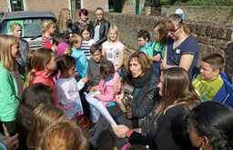 Beate Theißen bei der Gesangsprobe mit ihren Rurtalschule-Kindern, die ebenfalls für das Großprojekt unter Regie des Stadtmusikbundes üben. FOTO: JÜRGEN LAASER