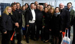 Erkelenzer Sänger des Chores "Le Colisee" hinter der Bühne mit dem musikalischen Gesamtleiter Professor Alan Urbanek. FOTO: Paul Krahe