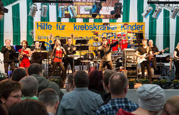 Die Mennekrather eröffneten am Samstag als Lokalmatadoren das "Niersklänge"-Programm, ehe "Vorsicht Gebläse" das Publikum aufmischte. FOTO: Ruth Klapproth