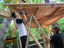 Schüler bauen ein Baumhaus