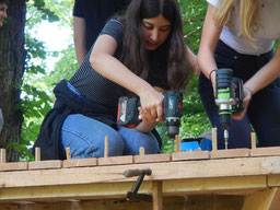 Schüler bauen ein Baumhaus