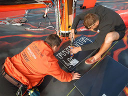 With eight solar modules from the SOLARA M series, the solar system has a high output. This guarantees that the batteries are charged by the solar modules with high-performance solar cells. The solar panels are simply glued flat on the boat deck.